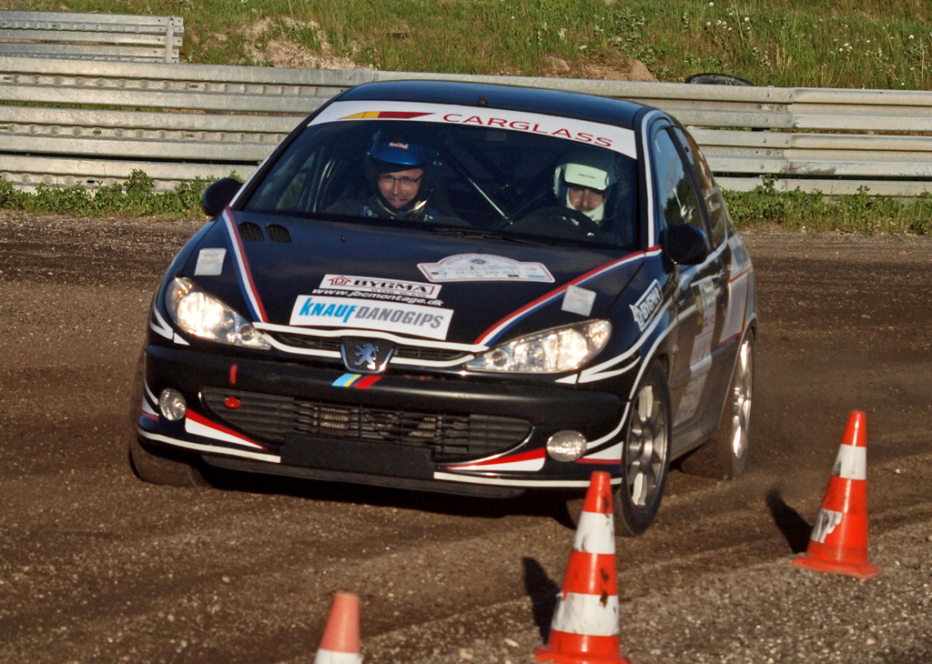 John og Johnni B. Christensen kørte et kontrolleret rally, og hjemkørte en fornuftig tredjeplads i deres klasse
(Foto: Åge Kirketerp Jensen)
